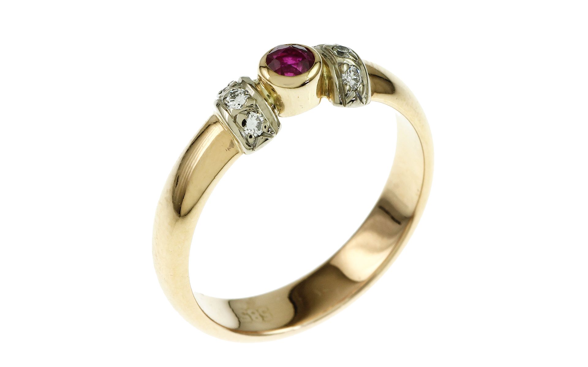 Ring 3.44g 585/- Gelbgold und Weissgold mit 6 Diamanten zus. ca. 0.06 ct. H/vs und Rubin. Ringgroess