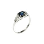 Ring 1.73g 585/- Weissgold mit 2 Diamanten zus. ca. 0.04 ct. H/pi und Saphir. Ringgroesse ca. 56