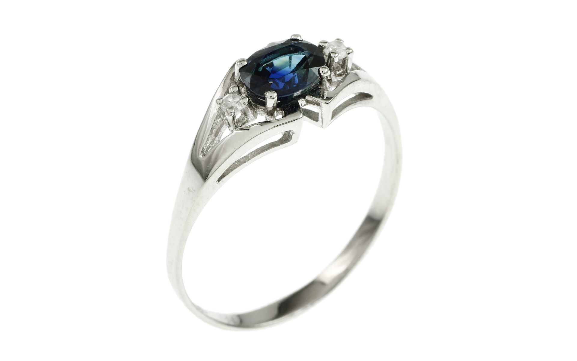 Ring 1.73g 585/- Weissgold mit 2 Diamanten zus. ca. 0.04 ct. H/pi und Saphir. Ringgroesse ca. 56