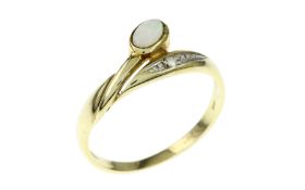 Ring 1.74g 585/- Gelbgold und Weissgold mit Diamant ca. 0.02 ct. H/vs und Opal. Ringgroesse ca. 53