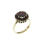 Ring 3.58g 333/- Gelbgold mit Granaten. Ringgroesse ca. 57