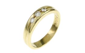 Ring 5.6g 585/- Gelbgold mit 3 Diamanten zus. ca. 0.18 ct.. Ringgroesse ca. 57