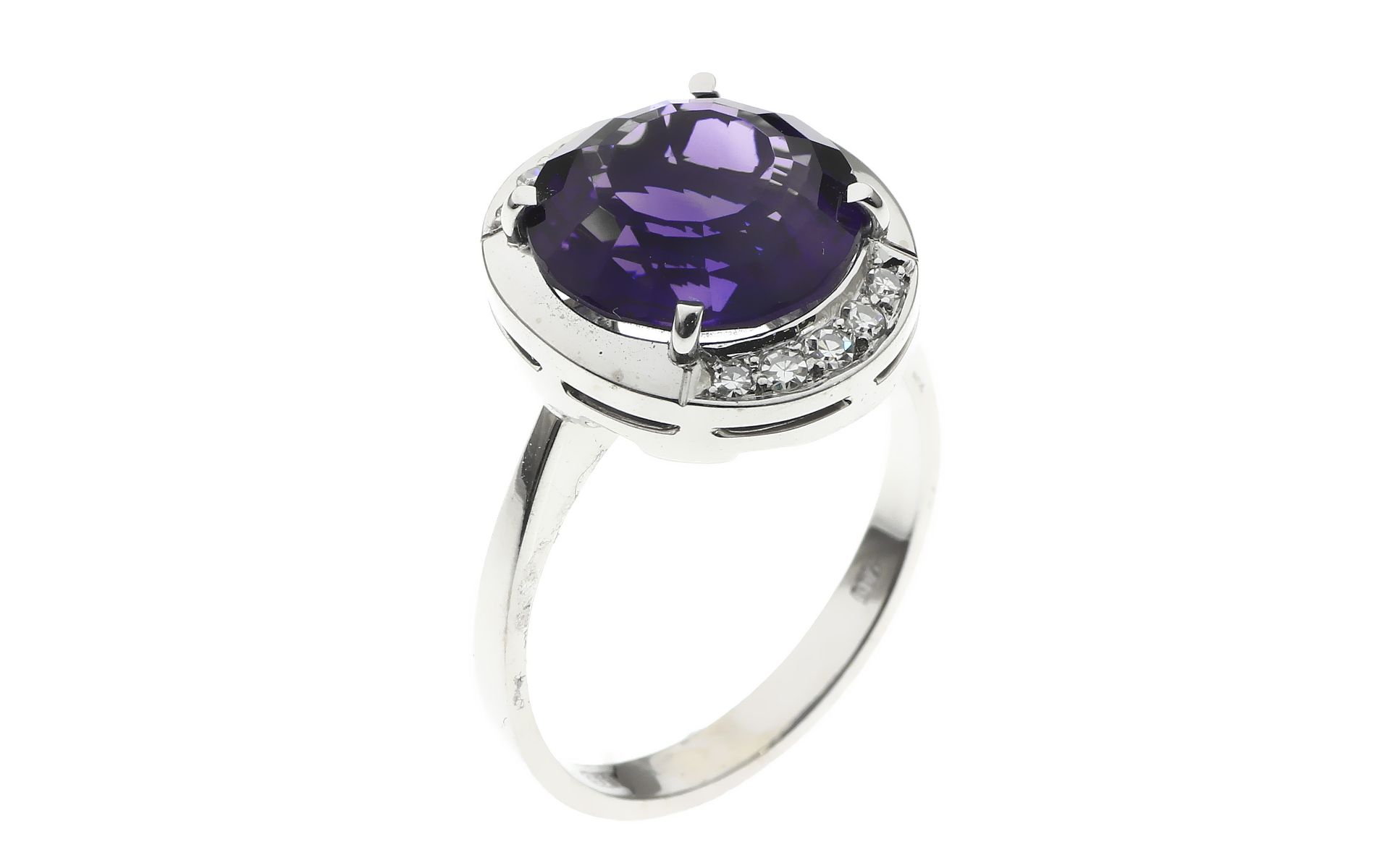 Ring 5.39g 585/- Weissgold mit 10 Diamanten zus. ca. 0.20 ct. F/vvs und Amethyst. Ringgroesse ca. 55