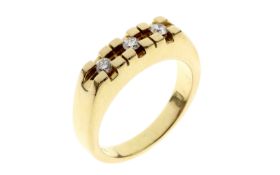 Ring 9.98 gr. 750/- Gelbgold mit 3 Diamanten ca. 0.30 ct.. Ringgroesse 61