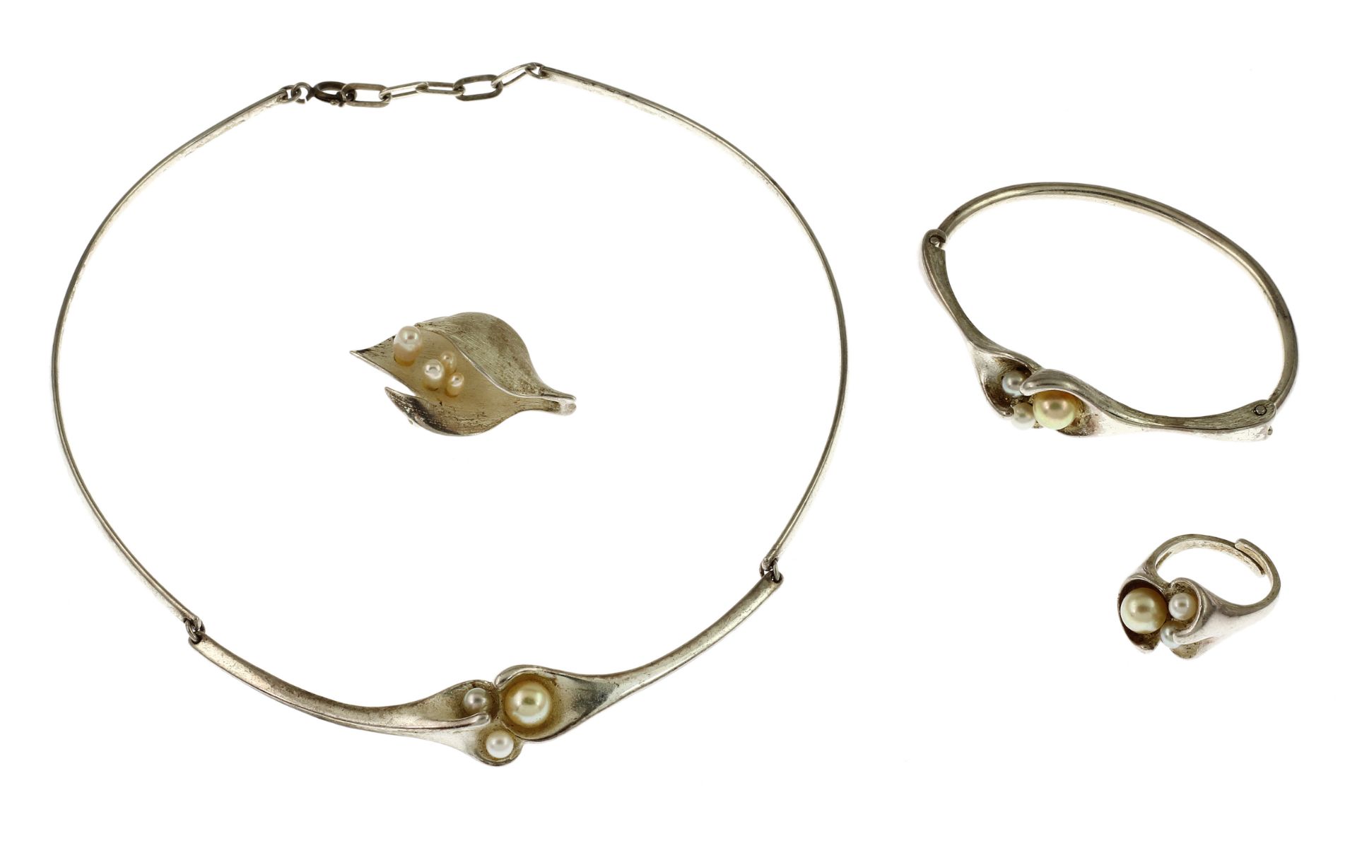 Konvolut 58.39 gr. 925/- Silber: 1 Armband mit Perlen. 1 Ring mit Perlen. 1 Brosche mit Perlen . 1 C