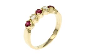 Ring 5.01g 750/- Gelbgold mit 2 Diamanten zus. ca. 0.20 ct. F/vs und Rubinen. Ringgroesse ca. 58