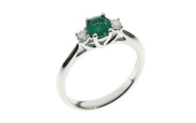 Ring 3.25g 585/- Weissgold mit 2 Diamanten zus. ca. 0.15 ct. G-H/si und Smaragd. Ringgroesse ca. 52