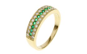 Ring 4.92g 750/- Gelbgold mit 24 Diamanten zus. ca. 0.48 ct. F/vvs-vs und Smaragden. Ringgroesse ca.