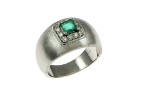 Ring 9g 750/- Weissgold mit 12 Diamanten zus. ca. 0.12 ct. H/vs-si und Smaragd. Ringgroesse ca. 50