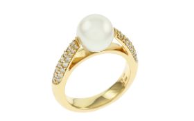 Ring 9.57g 750/- Gelbgold mit 48 Diamanten zus. ca. 0.49 ct. G/si und Akoja-Zuchtperle. Ringgroesse 