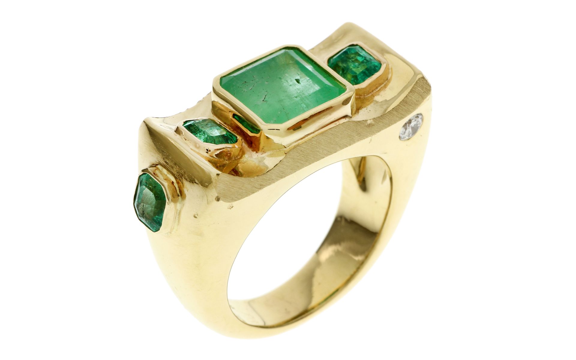 Ring 36.32g 750/- Gelbgold mit 2 Diamanten zus. ca. 0.20 ct. G/si und Smaragden. Ringgroesse ca. 59