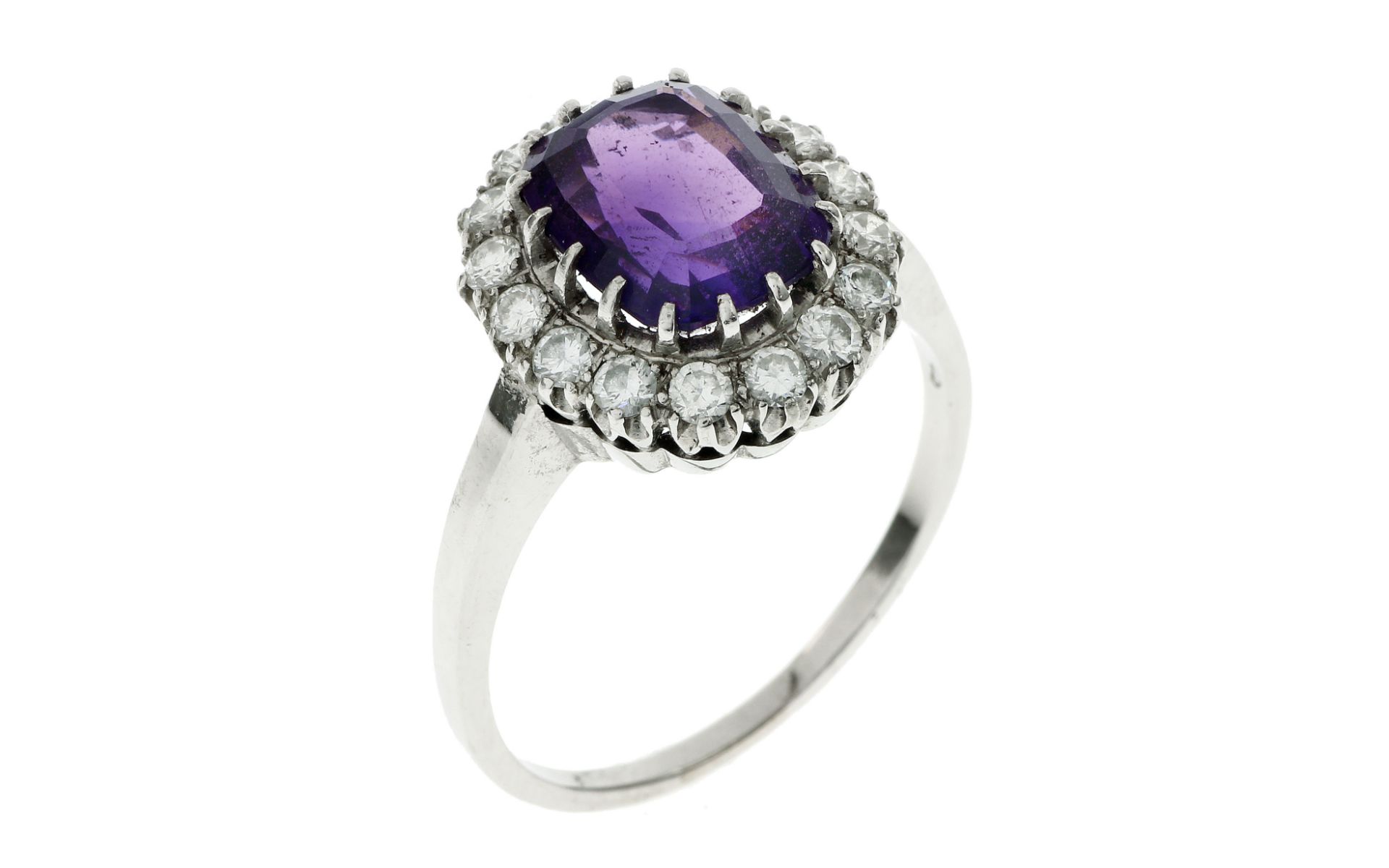 Ring 7.16g 585/- Weissgold mit 16 Diamanten zus. ca. 0.64 ct. und Amethyst. Ringgroesse ca. 66