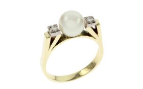 Ring 4.86g 585/- Gelbgold mit 2 Diamanten zus. ca. 0.06 ct. G/vs und Akoya-Zuchtperle. Ringgroesse c