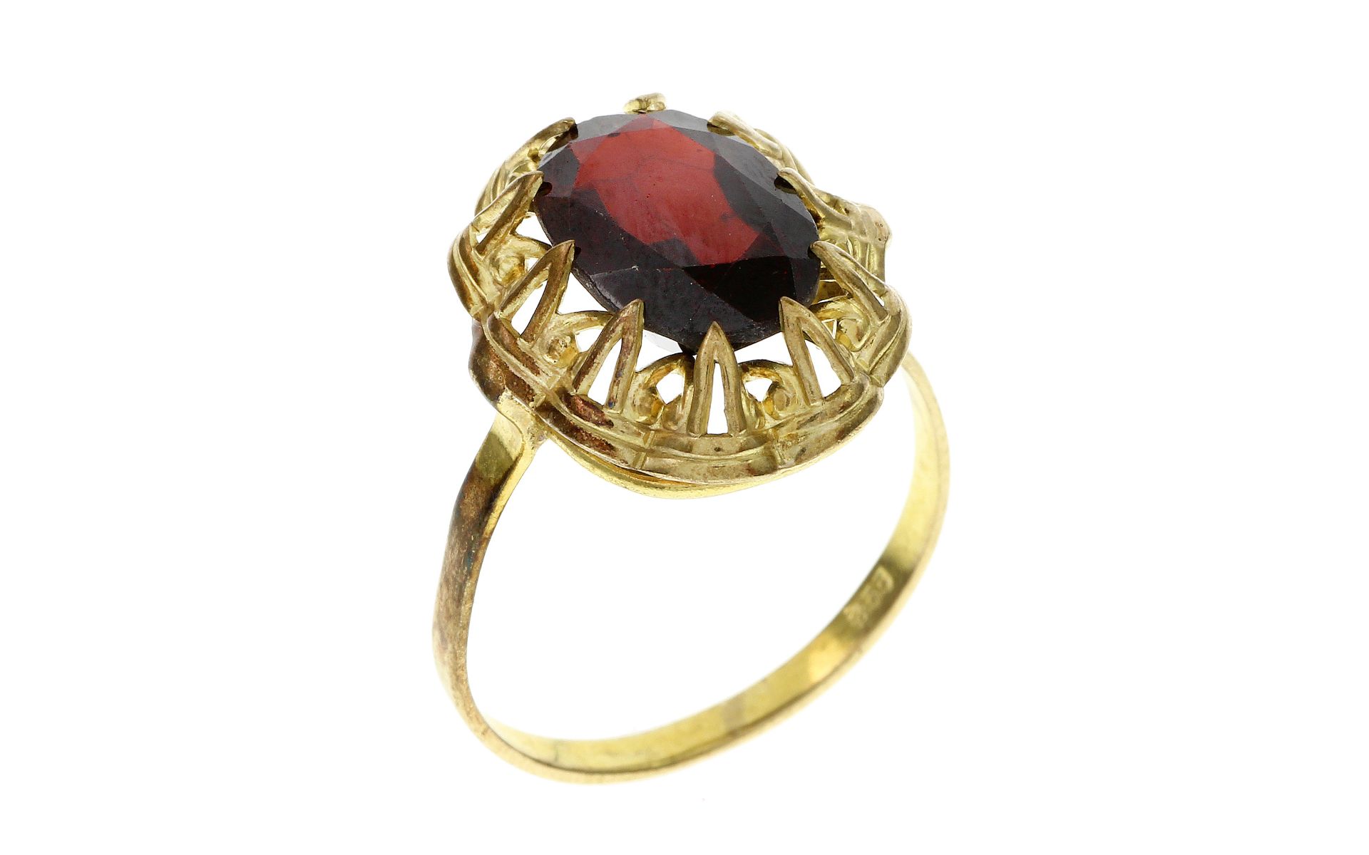 Ring 2.78g 333/- Gelbgold mit Granat. Ringgroesse ca. 58