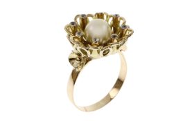 Ring 6.37g 750/- Gelbgold mit 8 Diamanten zus. ca. 0.16 ct. und Perle. Ringgroesse ca. 58