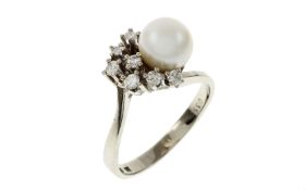 Ring 5.57g 585/- Weissgold mit 7 Diamanten zus. ca. 0.35 ct. und Perle. Ringgroesse ca. 59