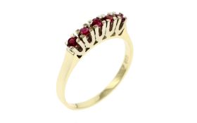 Ring 2.32g 585/- Gelbgold und Weissgold mit Rubinen. Ringgroesse ca. 53