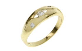 Ring 4.14g 585/- Gelbgold mit 3 Diamanten zus. ca. 0.20 ct. G/if. Ringgroesse ca. 58