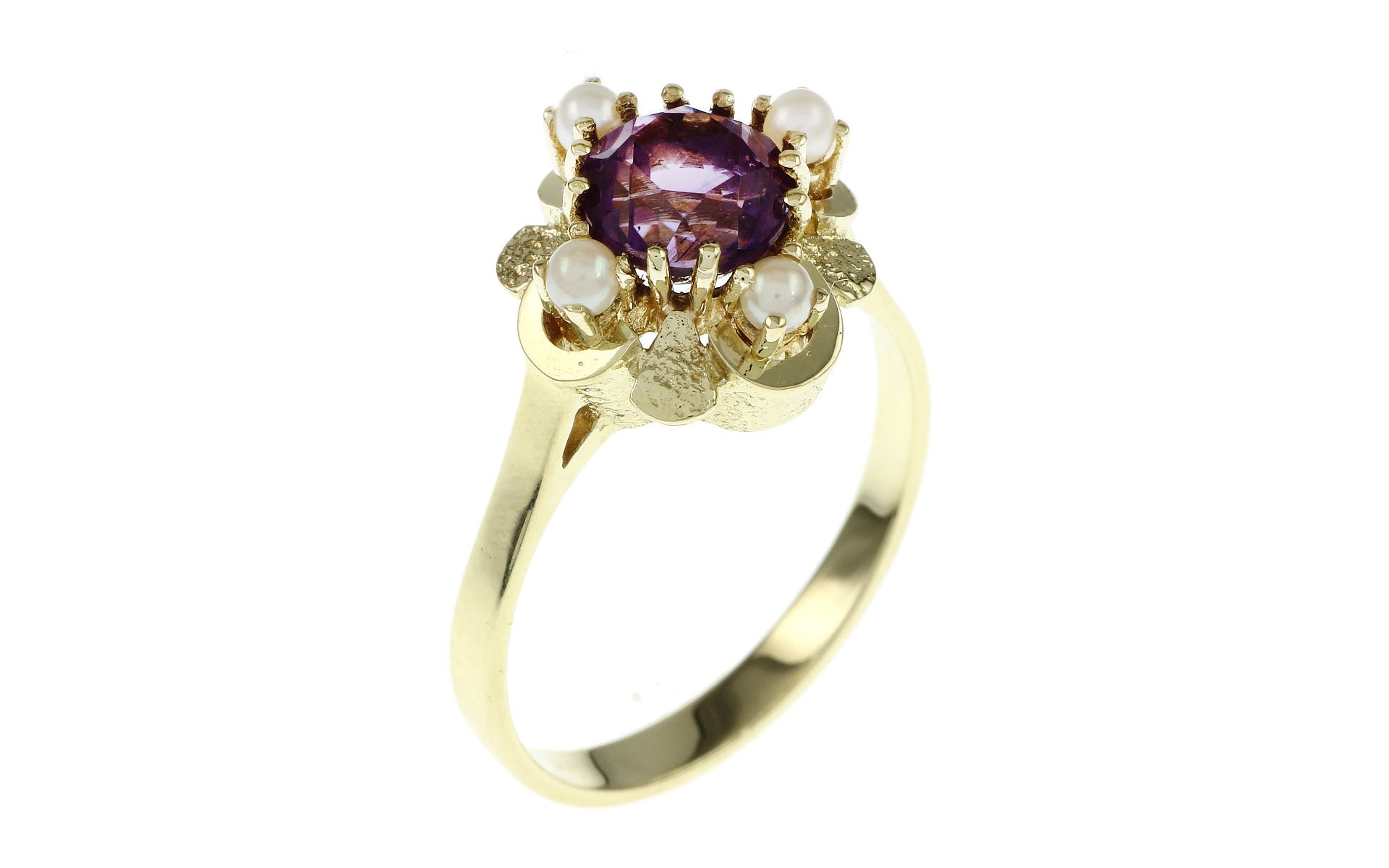 Ring 4.68g 585/- Gelbgold mit Amethyst und Perlen. Ringgroesse ca. 56