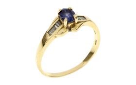 Ring 2.54g 750/- Gelbgold mit 14 Diamanten zus. ca. 0.21 ct. und Saphir. Ringgroesse ca. 54