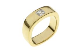 Ring 7.99g 750/- Gelbgold mit Diamant ca. 0.20 ct.. Ringgroesse ca. 45