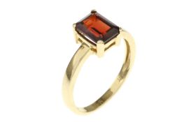 Ring 2.37g 585/- Gelbgold mit Granat. Ringgroesse ca. 52