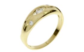 Ring 4.14g 585/- Gelbgold mit 3 Diamanten zus. ca. 0.20 ct. G/if. Ringgroesse ca. 58