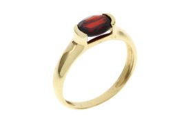 Ring 2.33g 585/- Gelbgold mit Granat. Ringgroesse ca. 57