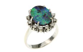 Ring 6.34g 585/- Weissgold mit 12 Diamanten zus. ca. 0.24 ct. und Opal. Ringgroesse ca. 58