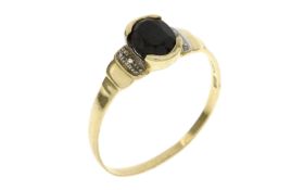 Ring 1.79g 585/- Gelbgold mit 2 Diamanten zus. ca. 0.01 ct. und Saphir. Ringgroesse ca. 63