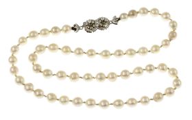 Perlenkette mit Verschluss 26.13g 750/- Weissgold und Saphiren. Laenge ca. 48 cm