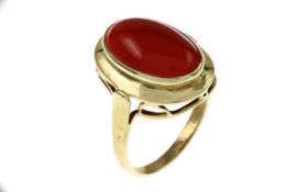 Ring 4.89g 585/- Gelbgold mit Koralle. Ringgroesse ca. 56