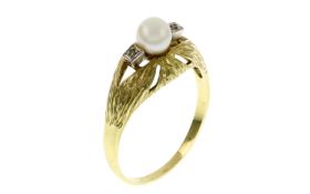 Ring 3.83g 585/- Gelbgold und Weissgold mit 2 Diamanten zus. ca. 0.02 ct. und Perle. Ringgroesse ca.