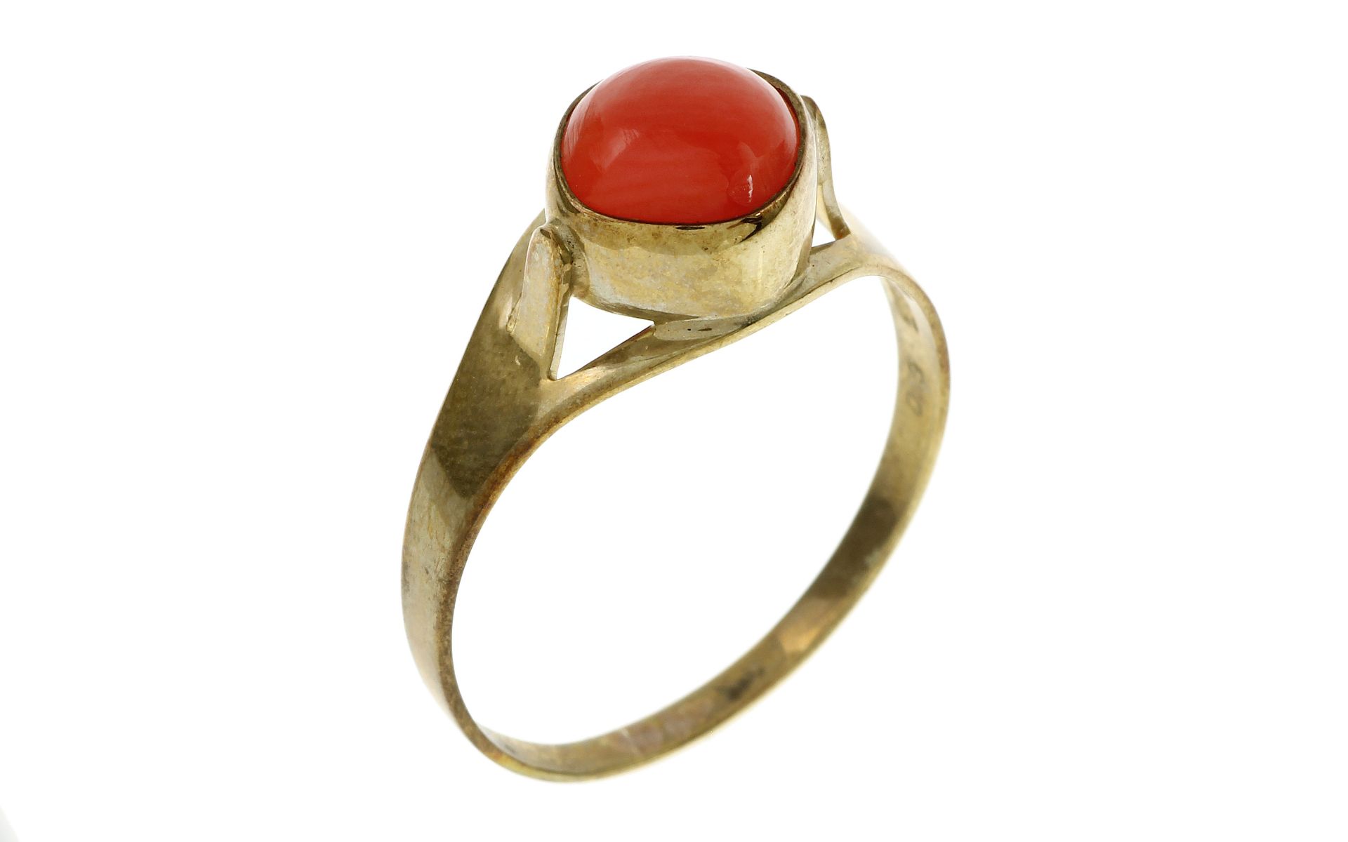 Ring 1.64g 333/- Gelbgold mit Koralle. Ringgroesse ca. 55