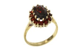 Ring 3.47g 333/- Gelbgold mit Granate. Ringgroesse ca. 53