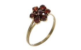 Ring 1.56g 333/- Gelbgold mit Granate. Ringgroesse ca. 56