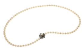 Kette 49.69g 585/- Weissgold mit Smaragden und Perlen. Laenge ca. 60 cm
