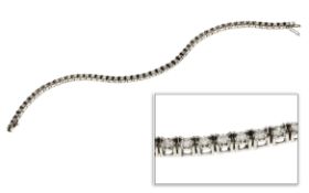 Armband 10.96g 750/- Weissgold mit 53 Diamanten zus. ca. 2.00 ct.. Laenge ca. 18 cm