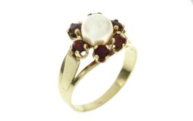 Ring 3.04g 585/- Gelbgold mit Granate und Perle. Ringgroesse ca. 51