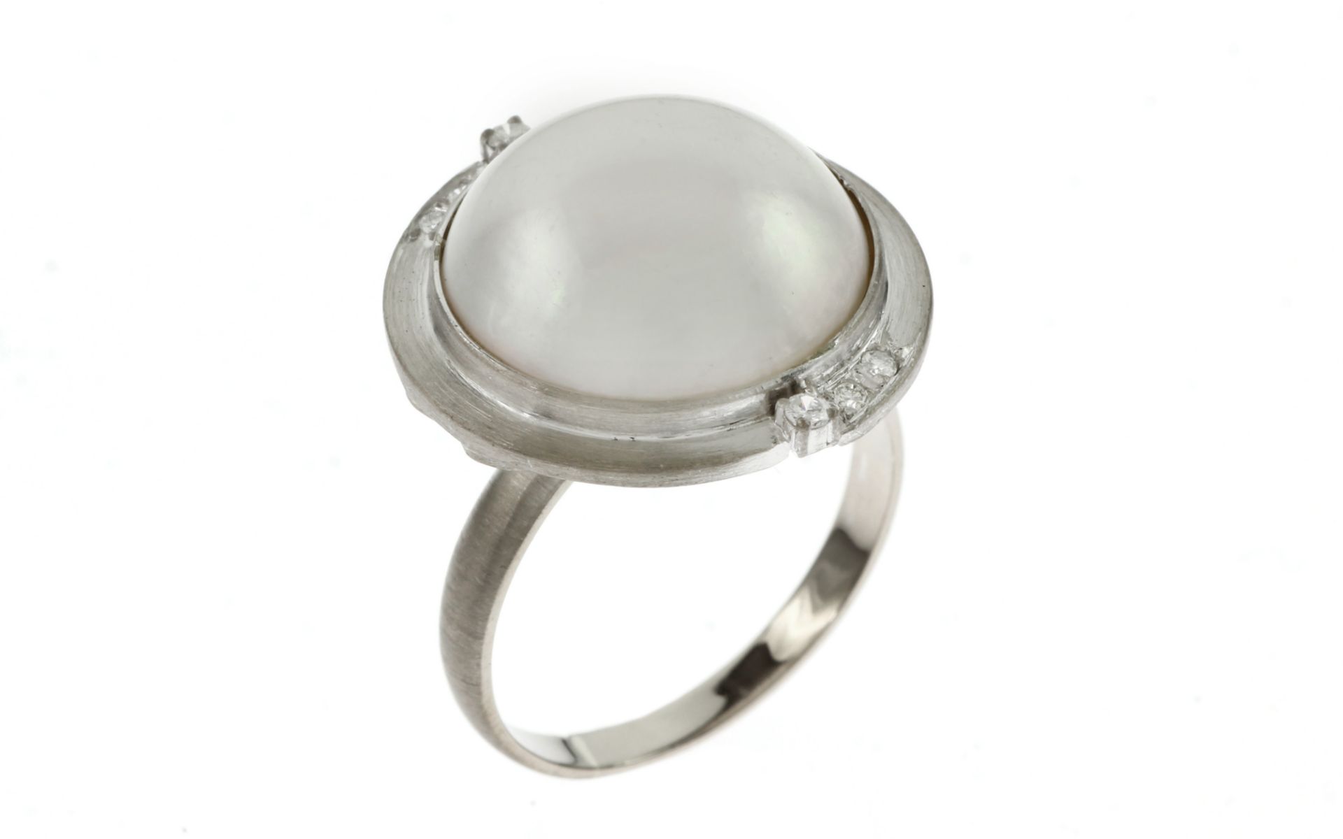 Ring 8.04g 585/- Weissgold mit 6 Diamanten zus. ca. 0.12 ct. und Perle. Ringgroesse ca. 60