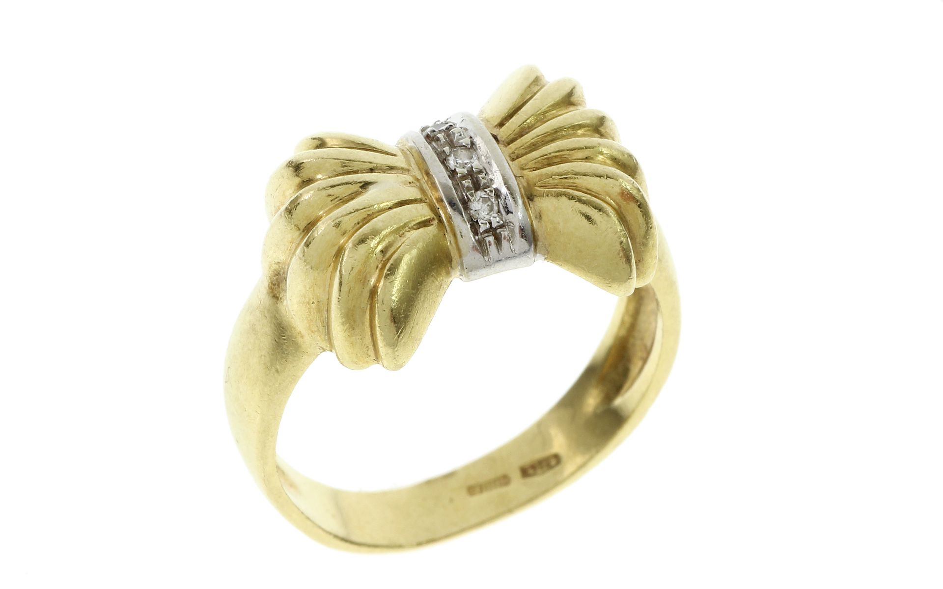 Ring 5.93g 750/- Gelbgold und Weissgold mit 3 Diamanten zus. ca. 0.03 ct.. Ringgroesse ca. 53