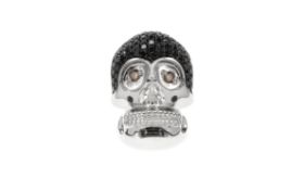 Anhaenger Totenkopf mit Diamanten