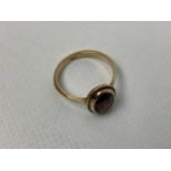 9ct Gold and Garnet Ring - Size M - 2.6gms