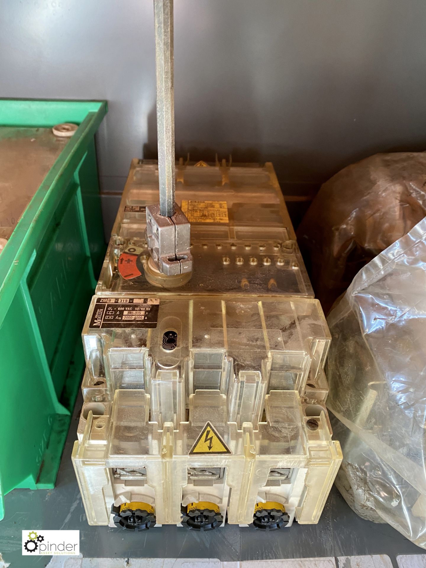 5 various Circuit Breakers (container 1) (please note there is a lift out fee of £5 plus VAT on this - Image 3 of 5