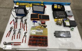 Quantity various Hand Tools including 5 various spirit levels, 2 inspection lamps, adjustable