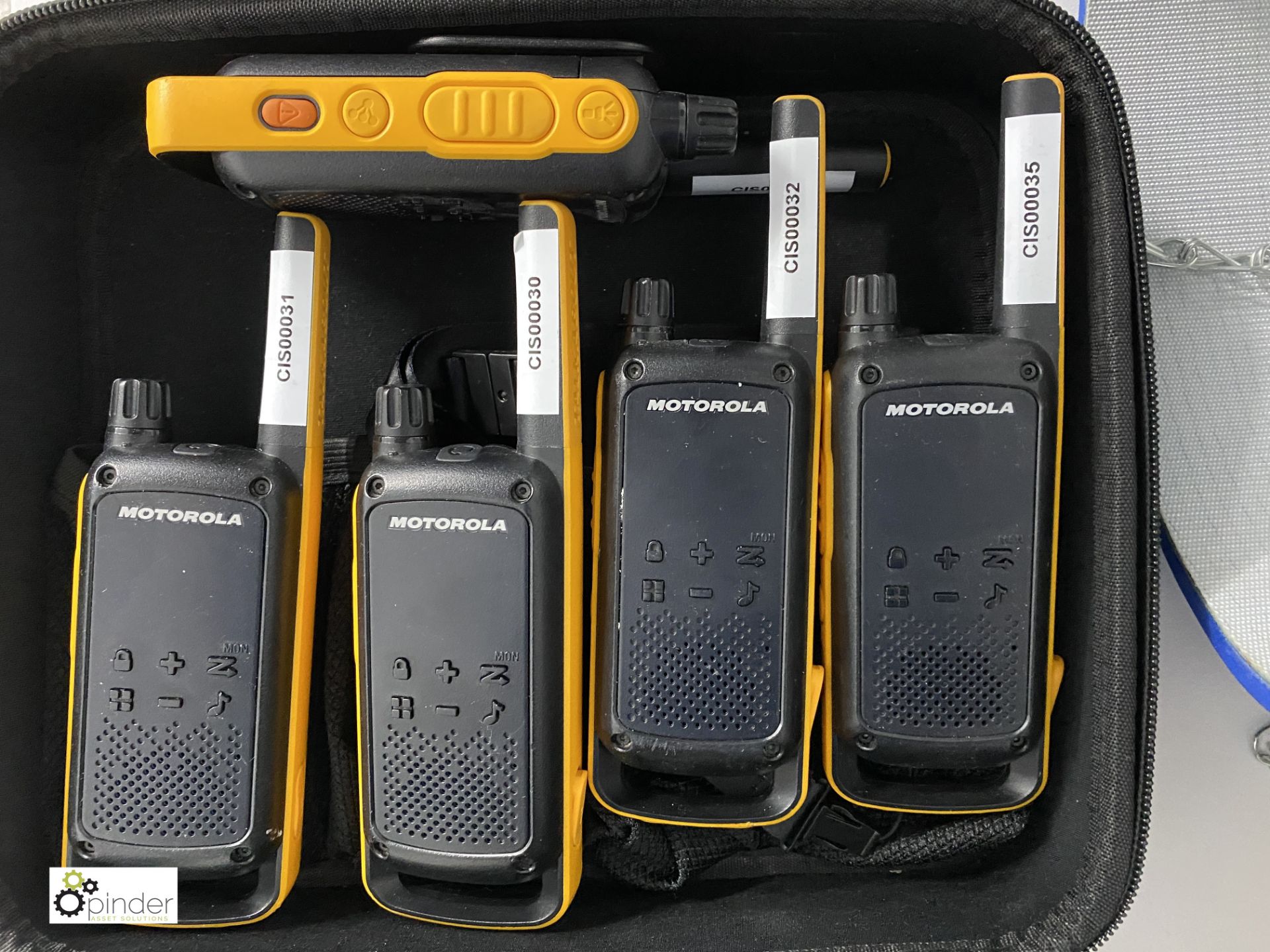 5 Motorola T82 Walkie Talkie Radios with case - Image 2 of 3