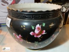 Large Flower Pot (location: Wakefield / collection: Monday 7 March)