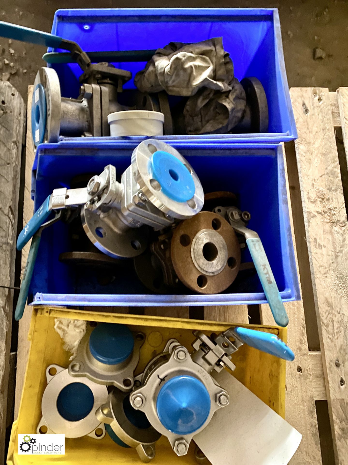 Approx 15 various steel and stainless steel Gate Valves, etc, to pallet (please note there is a lift - Image 4 of 7