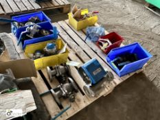 Approx 15 various steel and stainless steel Gate Valves, etc, to pallet (please note there is a lift