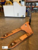 Linde wide tine hydraulic Pallet Truck, 2000kg (LOCATION: Chantry Bridge, Wakefield) (purchaser to